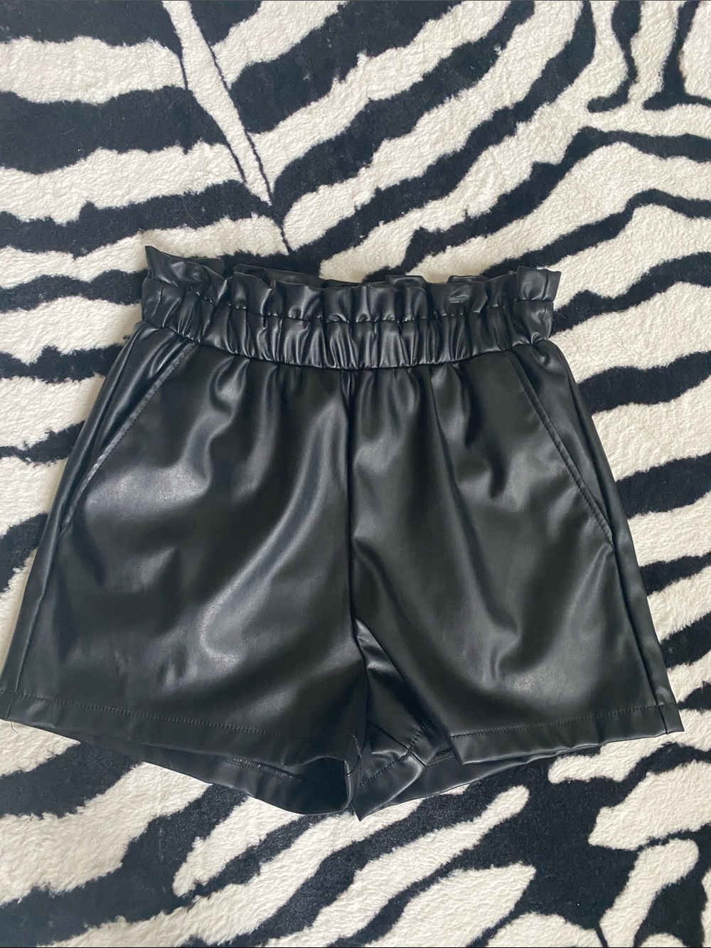 😍BCBGMAXAZRIA  Paperbag Pull-On Black Faux Leather Shorts w/pockets XS